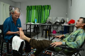 PEGAWAI Penyelaras Kawasan Dewan Undangan Negeri Pinang Tunggal, Muhasdey Muhamad mendapatkan perkhidmatan refleksiologi kaki. 