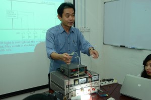 邱鼎爵在记者会上进行实验,使用单层外皮电线及双层外皮电线受导电性度比较,及一些安装装饰导电及电流等技术问题,而升旗山机构将成立一支调查委员会,以调查圣诞节前夕一名华裔游客因意外触碰升旗山顶上圣诞装饰品而触电晕厥意外。