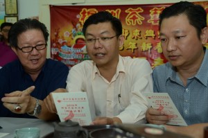 光大区州议员郑来兴(中)表示,《2015年新春茶艺文化展暨挥春比赛》是由槟州茶艺文化协会与他选区服务中心联合举办,主要是为了让民众提升对茶道认识及了解。