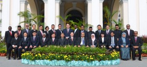 槟州首长林冠英（前排中）与新任槟岛市议员阵容合影。前排左5为槟州地方政府委员会主席曹观友及槟岛市政局主席拿督峇达雅（前排右5）。 