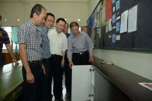 峇眼惹玛区州议员林峰成（右1）巡视北海光华小学时参观学校设施。