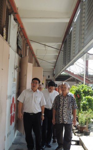 养正小学董事长陈细峇（右）陪同槟州华校事务协调委员会委员黄汉伟（左）及峇央峇鲁国会议员沈志勤（中）巡视养正小学校舍。