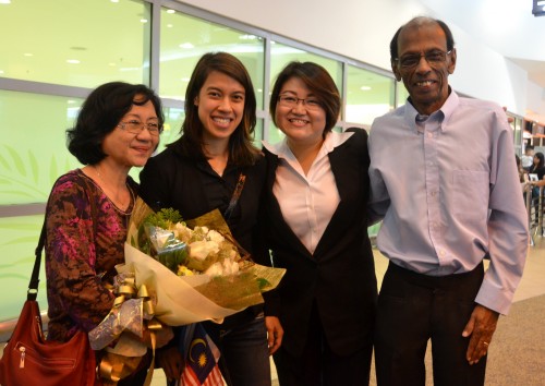 படம் 1: டத்தோ நிக்கல் டேவிட் அவர் தம் பெற்றோருடன் சுங்கை பினாங் சட்டமன்ற உறுப்பினர் லிம் சியூ கிம்.