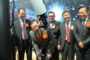 槟州首长林冠英出席明德正校宏愿楼开幕典礼时表示，明德正校宏远楼拥有空中花园会议室、天文台，如今可算是槟岛最美的华小，所拥有的设备及场地还堪比上市公司。 