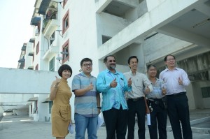 槟州房屋委员会主席佳日星行政议员（左3）为五条路珍珠大厦更新升降机开幕仪式。右2为彭加兰哥打区州议员刘敬亿及丹绒区国会议员黄伟益（右1）。 