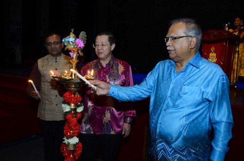 மாநில முதல்வர் மேதகு லிம் குவான் எங் மற்றும் இரண்டாம் துணை முதல்வர் பேராசிரியர் ப.இராமசாமி இந்திய விழாவைக் குத்துவிளக்கேற்றி அதிகாரப்பூர்வமாகத் துவக்கி வைத்தார். 