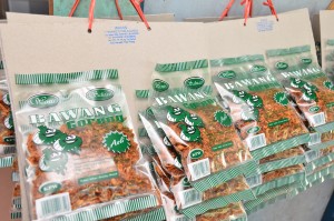 BAWANG goreng yang telah siap dipek.