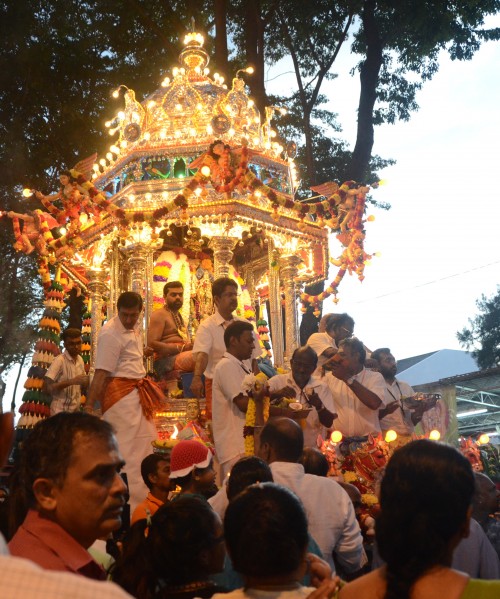 தைப்பூச முதல் நாள் வெள்ளி இரத ஊர்வலமாக வந்த முருகப்பெருமானுக்கு அர்ச்சனைச் செய்யும் பக்தர்கள்