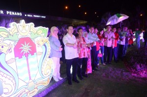 槟州首长林冠英（左2）为美化工程竣工的峇央峇鲁交通圈主持开幕仪式。左起为槟岛市长拿督峇达雅及槟州第一副首长拿督莫哈末拉昔。（摄影：Mark James） 