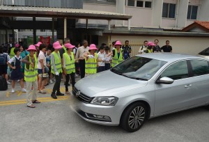 为了舒缓哥德烈路的交通问题，槟华小学将从即日起开放学校侧门，并通过家长们义务指挥交通，让孩子们能快速及安全地登上接送的车辆，进而减少交通堵塞。