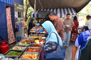 SEBAHAGIAN lauk yang dihidangkan. 