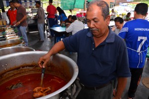 SHUAID Saad menunjukkan kari itik yang menjadi buah mulut ramai. 