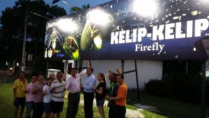 槟州旅游发展委员会主席罗兴强行政议员(右5)在爪夷区州议员孙意志、武吉班卓乡委会主席曾坚倍及乡委会成员的陪同下主持高渊赏萤广告宣传板推介礼。