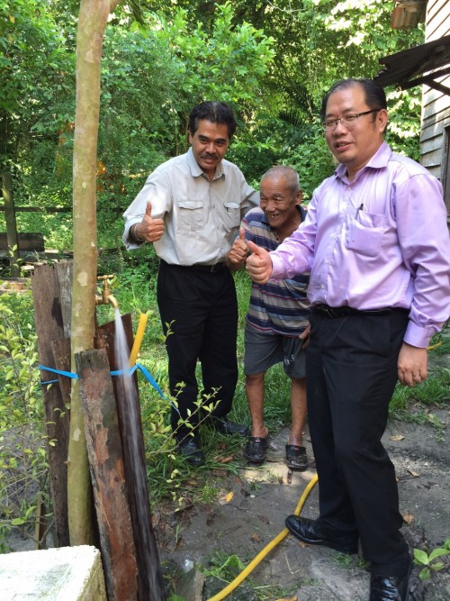 குழாய் நீர் பெற்ற மகிழ்ச்சியில் முதியர் லிம். உடன்  பினாங்கு நீர் விநியோக வாரியத் தலைமை நிர்வாகி பொறியியலாளர் ஜாசானி மைடின்சா மற்றும் தஞ்சோங் நாடாளுமன்ற உறுப்பினர் அங் வேய் அய்க்.