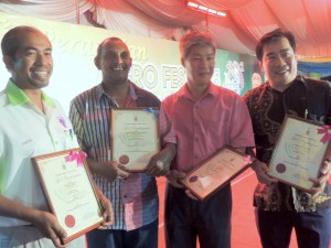 (Dari kiri), FARIZAL Hamidon, L. Muniayappan, Ho Juan Aun dan Loo Choo Gee merupakan antara agropreneur yang terpilih menerima anugerah pada penganjuran AgroFest Pulau Pinang 2015 di sini baru-baru ini.