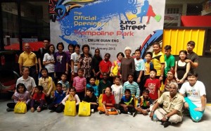 巴当拉浪24名中、小学生在巴当拉浪区州议员章瑛(后排右7)服务中心的安排下，获得到槟岛峇央峇鲁的 Jump Street 弹跳中心特别招待，尽情玩乐一个小时。