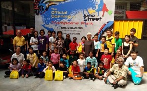 巴当拉浪24名中、小学生在巴当拉浪区州议员章瑛(后排右7)服务中心的安排下，获得到槟岛峇央峇鲁的 Jump Street 弹跳中心特别招待，尽情玩乐一个小时。