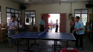 为打造健康社区，爪夷区州议员孙意志（左）在爪夷村增添乒 乓桌及运动器材，鼓励村民多运动，塑造健康人生。