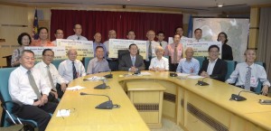 槟州政府拨出50万令吉特别拨款给槟州5所独中，槟州首长林冠英（前排中）移交特别拨款模拟支票给槟州5所独中代表。（摄影：岑健伟）