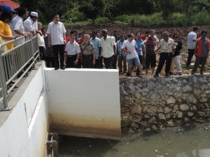 槟州首长林冠英（中）巡视已竣工的防洪水道闸门。