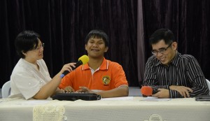 拉兹兰(中)在叶舒惠(左)及圣尼古拉盲人之家的执行董事孙逸民陪同下宣 布获得明讯通讯有限公司赞助33万令吉奖学金的喜讯。