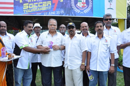 மாநில இரண்டாம் முதல்வர் பேராசிரியர் ப.இராமசாமி அவர்களுக்கு நினைவுச் சின்னம் எடுத்து வழங்கினார் ஏற்பாட்டுக் குழுத் தலைவர் திரு கிருபானந்தன். (உடன் பிரமுகர்கள்)