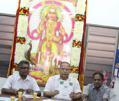 மாநில இரண்டாம் துணை முதல்வர் பேராசிரியர் ப.இராமசாமி "TripAdvisor" வழங்கிய சிறந்த விருதைக் காண்பிக்கிறார். ( உடன் ஆலயத் தலைவர் திரு சுப்பிரமணியம் மற்றும் டத்தோ ராஜு)