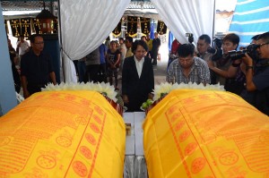 泰国驻槟总领事伊珂姬拜祭不幸在在曼谷爆炸事件中不幸罹难的李子翔以及李靜宣父女。