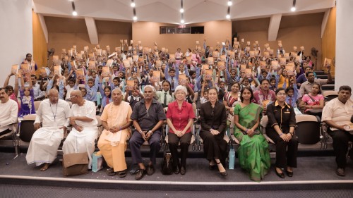 பகவத் கீதை நூல் வழங்கும் நிலழ்வில் கலந்து கொண்ட தமிழ்ப்பள்ளி மாணவர்கள், ஆட்சிக்குழு உறுப்பினர் சொங் எங், ஏற்பாட்டுக் குழுவினர் மற்றும் பிரமுகர்கள்