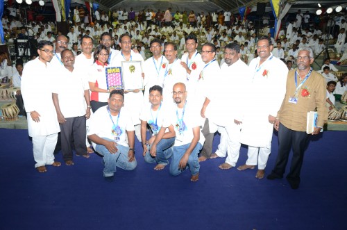 மலேசிய சாதனை புத்தக சான்றிதழைப் பெற்றுக் கொண்ட "தபலா விழா" ஏற்பாட்டுக் குழுவினர்.