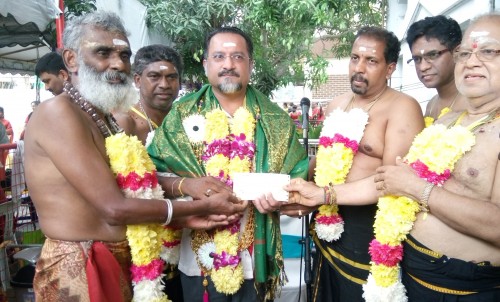 மாநில ஆட்சிக்குழு உறுப்பினர் திரு ஜெக்டிப் சிங் டியோ ஆலய நிர்வாகத்தினரிடம் நன்கொடைக்கானக் காசோலை வழங்கினார்