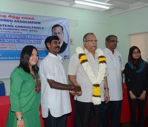 மாநில இரண்டாம் துணை முதல்வர் பேராசிரியருக்கு மாலை அணிவித்து மரியாதை செலுத்தினர்