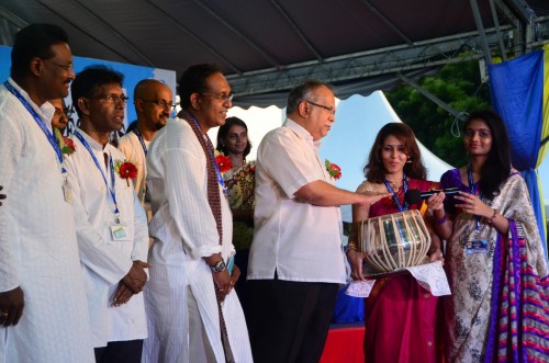 இரண்டாம் துணை முதல்வர் பேராசிரியர் ப.இராமசாமி தபலா இசைத்து துவக்கி வைத்தார்.