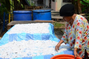 KELAPA-kelapa dijemur sehingga garing sebelum digoreng. 