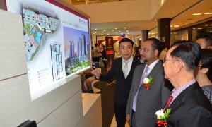 槟州房屋委员会主席佳日星行政议员（中）出席皇后湾广场出席国云集团可负担房屋展销会。 