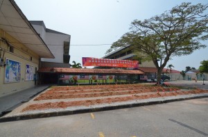 槟州首长林冠英宣布拨款10万令吉给威北甲抛峇底培育小学以进行礼堂重建计划。 