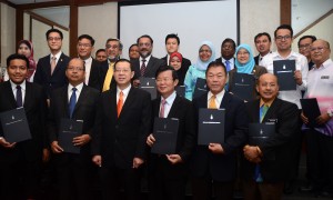 槟州首长林冠英(前排左3)颁发委任状给新届槟州交通理事会后与众委员们合影。左起为槟州行政议员阿菲夫医生、槟州秘书拿督斯里法力占、槟州行政议员曹观友、槟州行政议员林峰成及槟州财政司拿督莫达。