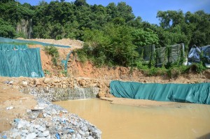槟岛市政厅工程师相信垄尾水患肇因是基于雨量过多所致，而当局之前所颁布的停工令也将持续，直到发展商所进行的防范水患工作奏效为止。 