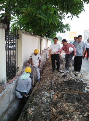亚依淡区州议员黄汉伟（右3）巡视亚依淡天德园路低洼路段一带正进行沟渠提升工程。