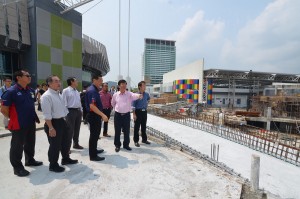 SP Setia总经理黄汉祥（前排右3）向槟州地方政府主席曹观友行政议员（前排右2）讲解sPICE 工程进展。 