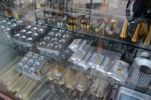 KEPELBAGAIAN acuan kuih yang dijual.  