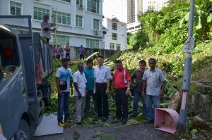 垄尾区州议员杨顺兴（左4）出席垄沙花园组屋消灭黑斑蚊清洁运动。