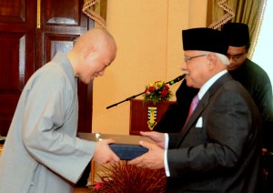 槟州元首敦阿都拉曼阿巴斯颁发拿督斯里勋衔给慈济创办人证严法师，并由来自台湾花莲的释德凡师傅代表接领。