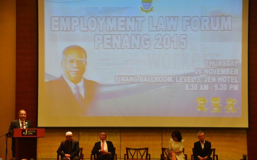 படம் 1: பினாங்கு பணிநியமனச் சட்டம் கருத்துக்களம் 2015 (Penang Employment Law Forum 2015)  உரையாற்றினார் மாநில இரண்டாம் துணை முதல்வர் பேராசிரியர் ப.இராமசாமி அவர்கள். 