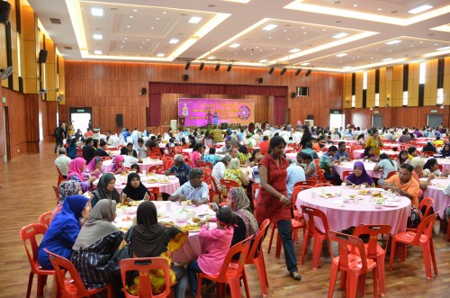 மாநில முதல்வர், இரண்டாம் துணை முதல்வர் மற்றும் சபா நாயகர் அதிகாரப்பூர்வமாக குத்துவிளக்கேற்றி பினாங்கு மாநில தீபாவளி திறந்த இல்ல உபசரிப்பை துவக்கி வைத்தனர்.