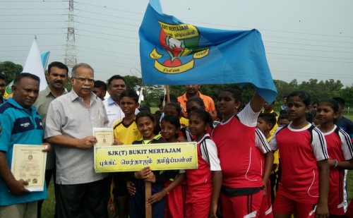 மாநில இரண்டாம் துணை முதல்வர் பேராசிரியர் ப.இராமசாமி போட்டியில் கலந்து கொண்ட மாணவர்களுக்கு நற்சான்றிதழ் வழங்கினார்.