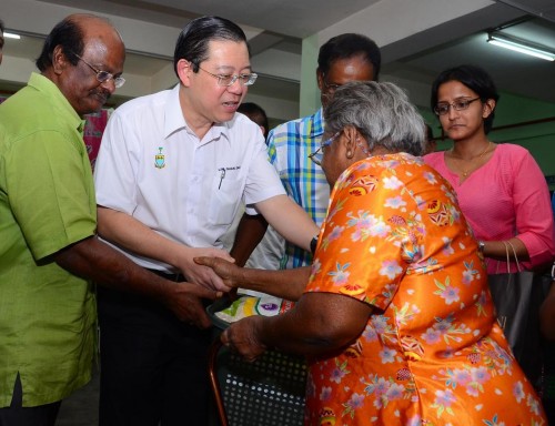 மாநில முதல்வர் மேதகு லிம் குவான் எங் மற்றும் டத்தோ ஶ்ரீ அருணாசலம் ஏழை மக்களுக்குப் பரிசுக்கூடை வழங்கினர்.