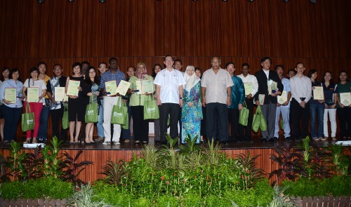 பசுமை விருதளிப்பு வெற்றியாளர்களுடன் மாநில முதல்வர் மேதகு லிம் குவான் எங் அவர்களுடன் அரசியல் தலைவர்கள் மற்றும் முக்கிய பிரமுகர்கள்.