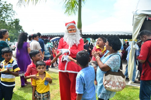 சந்த கிளாவிஸ் உடன் அன்பை பரிமாறி கொள்ளும் சிறுவர்கள்.