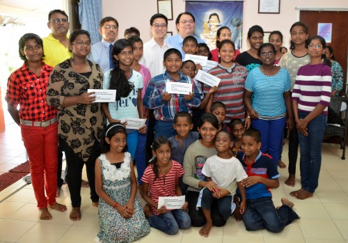 பற்றுச்சீட்டுப் பெற்றுக்கொண்ட மாணவர்களுடன் நாடாளுமன்ற உறுப்பினர் சாய்ரில் கீர் ஜொஹரி, திரு டாக்டர் திரு பிரபாகரன் மற்றும் பிரமுகர்கள்.